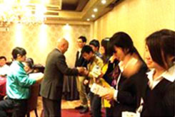 永旺領(lǐng)導(dǎo)向優(yōu)勝小組頒發(fā)獎(jiǎng)品